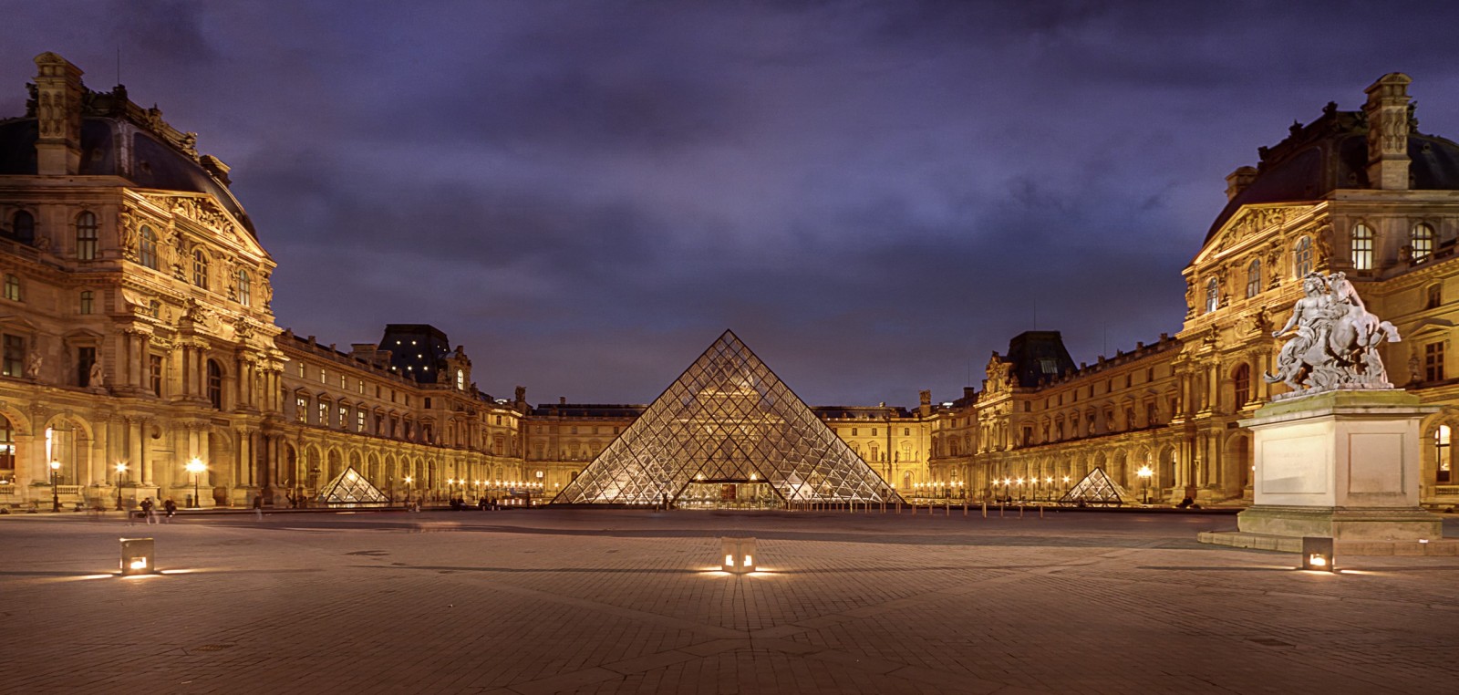 La louvre. Дворец-музей Лувр в Париже. Королевский дворец Лувр в Париже. Королевская резиденция Лувр.